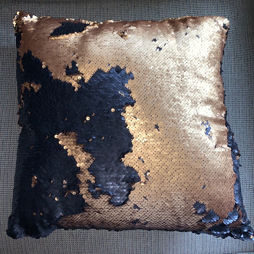 🚨🎉SOLD!🎉🚨🌻🌻🌻 BOG2 SALE ITEM! Black and Gold Reversible Sequin Pillow - Picture 1 of 3